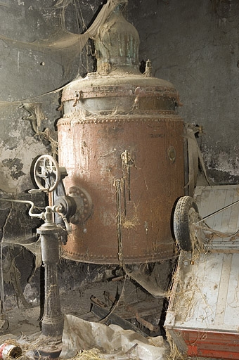 Atelier de distillation. Alambic Egrot et Grangé.