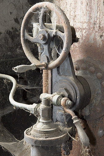 Atelier de distillation. Alambic Egrot et Grangé. Volant du mécanisme de bascule.