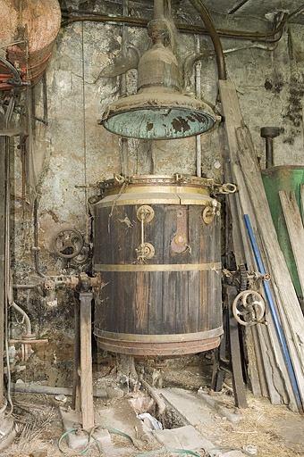 Atelier de distillation. Alambic Deroy Fils Aîné (mur nord).