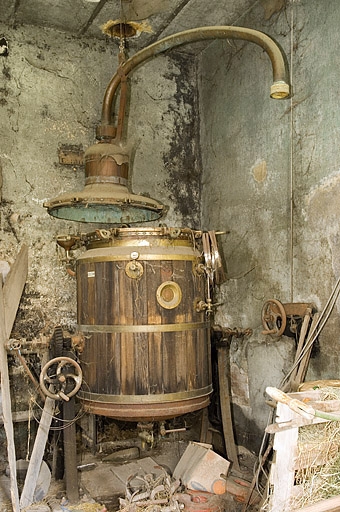 Atelier de distillation. Alambic Deroy Fils Aîné (angle sud-est).