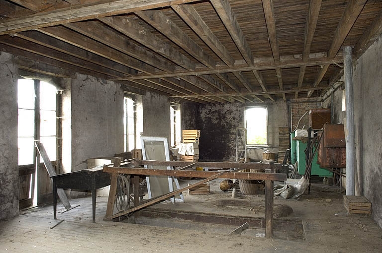 Atelier de distillation (1er étage). Vue d'ensemble du chai.