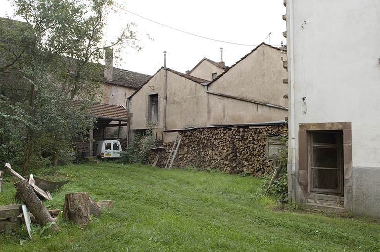 Cour située devant l'atelier de distillation.