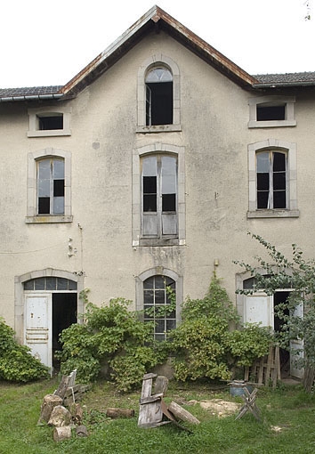 Atelier de distillation. Détail de la façade antérieure.