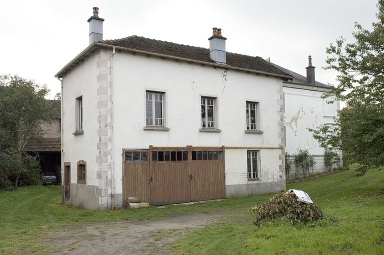 Garage, écurie et logement.
