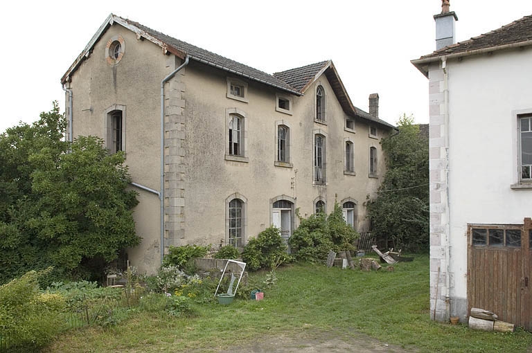Atelier de distillation vu de trois quarts.