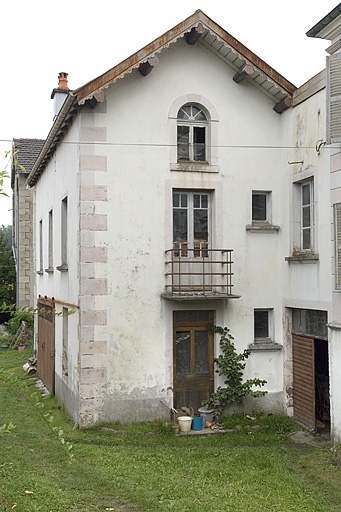 Garage, écurie et logement. Pignon du bâtiment.