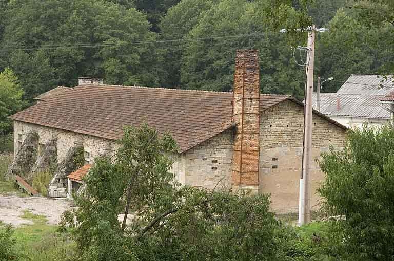 Halle vue de trois quarts arrière.