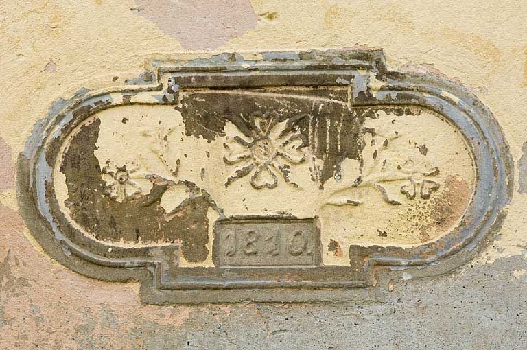Cartouche placé sur la façade occidentale des logements ouvriers.