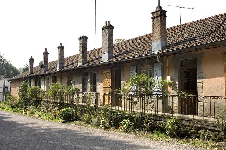 Logements ouvriers contigus donnants sur la route de Plombières.