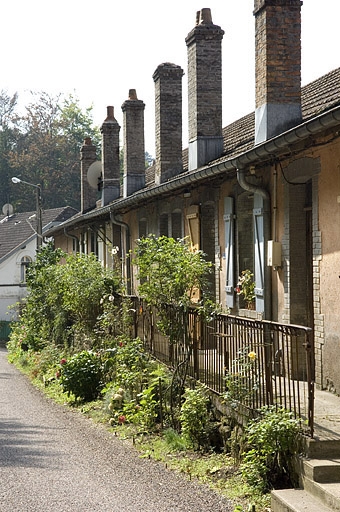 Façade des logements ouvriers route de Plombières.