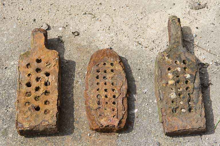Anciennes filières utilisées pour le tréfilage.