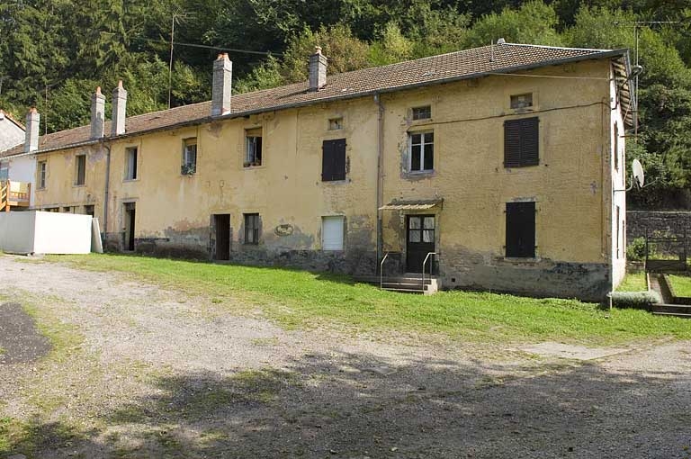 Façade occidentale des logements ouvriers.