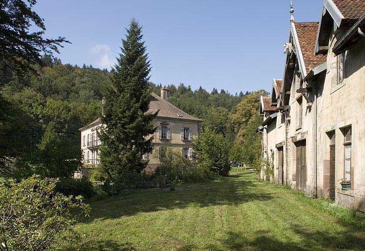 Demeure patronale et bâtiment abritant les écuries et le chenil.