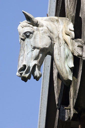 Pignon central des écuries. Détail de la tête de cheval.
