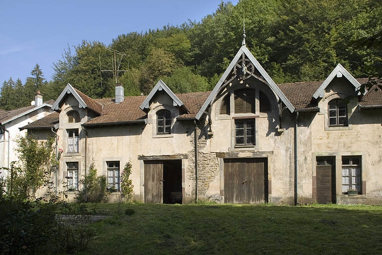 Logement, écuries et remises.