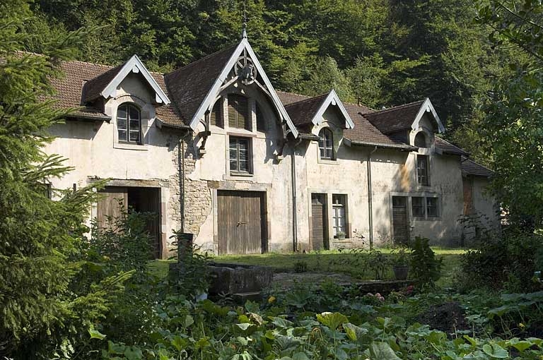 Façade antérieure du bâtiment des écuries et du chenil.