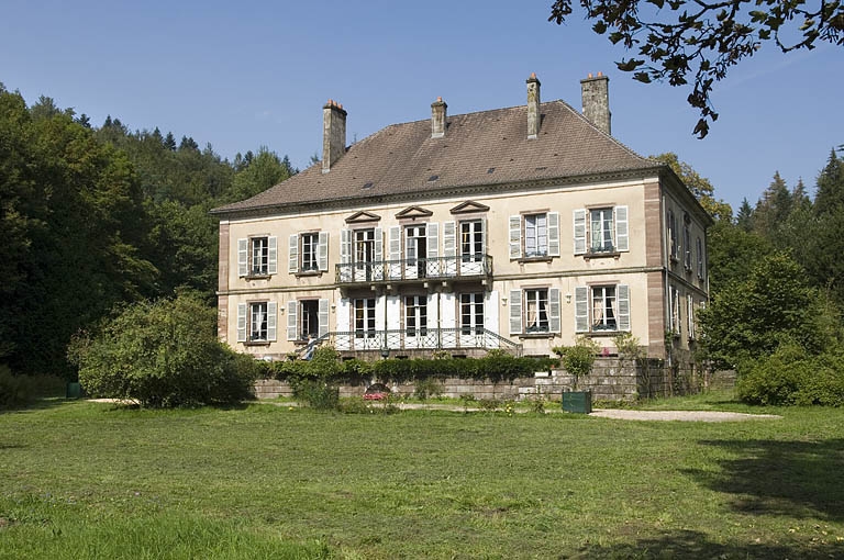 Façade sud vue de trois quarts droite.