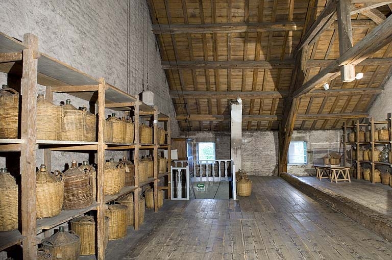 Comble du logement patronal. Stockage des eaux-de-vie en bonbonnes.