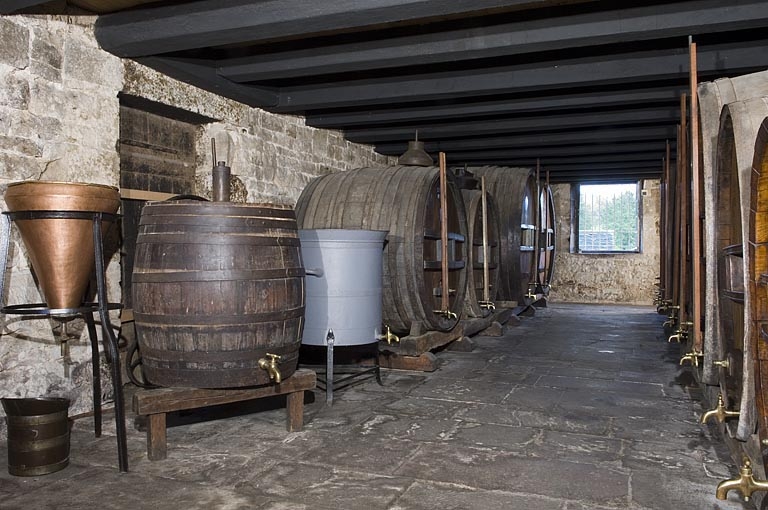 Rez-de-chaussée de la demeure principale. Pièces diverses et foudres.