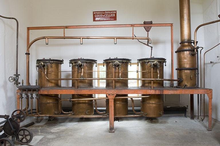 Salle de distillation. Alambics Girod et Cellier (Aix-les-Bains).