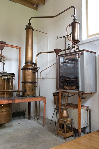 Salle de distillation. Colonne de rectification et réfrigérant.