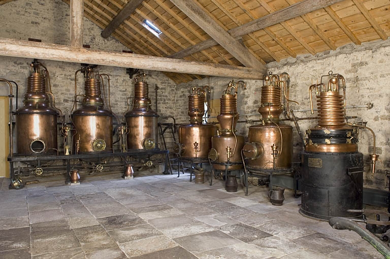 Batterie d'alambics provenant de la distillerie Lemercier (Prédurupt). Vue d'ensemble.