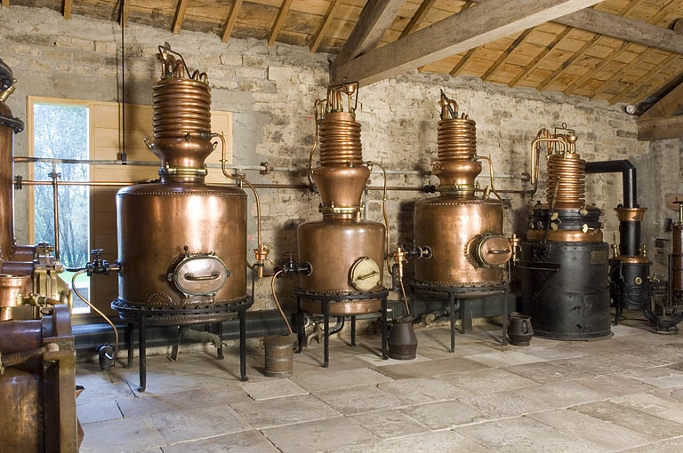 Trois alambics à vapeur provenant de la distillerie Lemercier (Prédurupt), et alambic Lepage, Urbain et Cie.