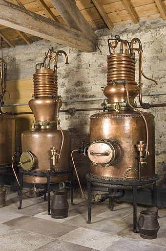 Deux alambics à vapeur provenant de la distillerie Lemercier (Prédurupt).