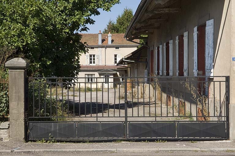 Portail et cour de la distillerie.