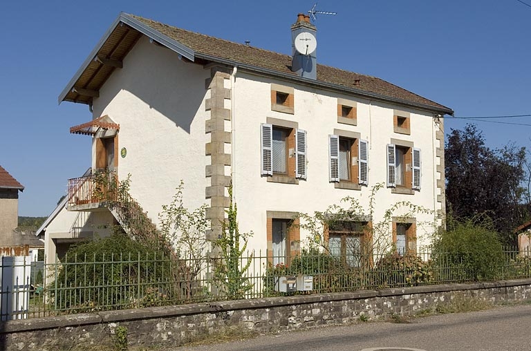 Logement et tonnellerie au rez-de-chaussée.