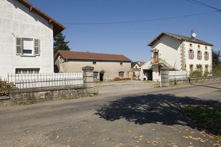 Atelier de fabrication et logements depuis la rue.