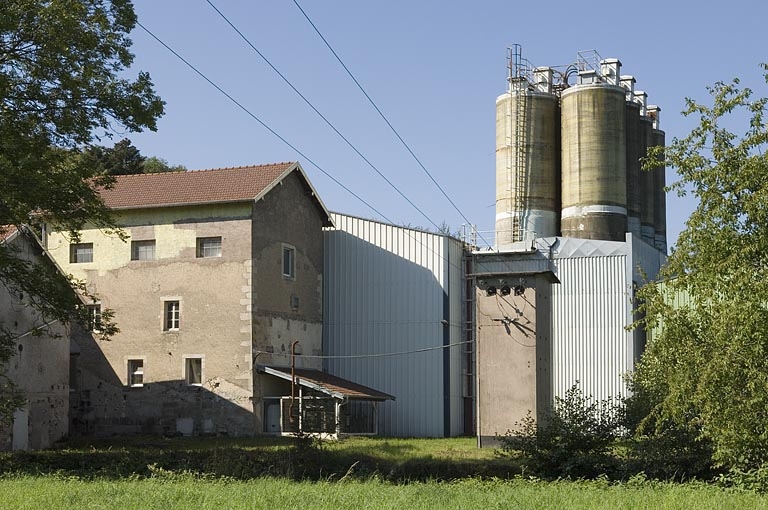 Le moulin et ses extensions. Vue de trois quarts arrière