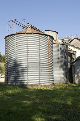 Silos métalliques. Vue depuis l'ouest.