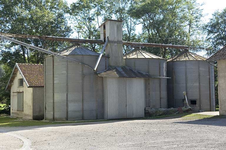 Silos métalliques.