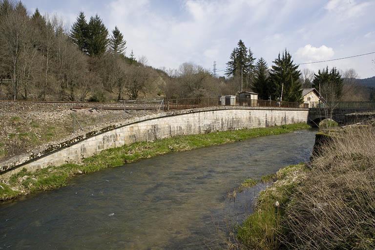 Passage à niveau n° 100 et mur de soutènement, depuis la rive droite de l'Ange à l'ouest.