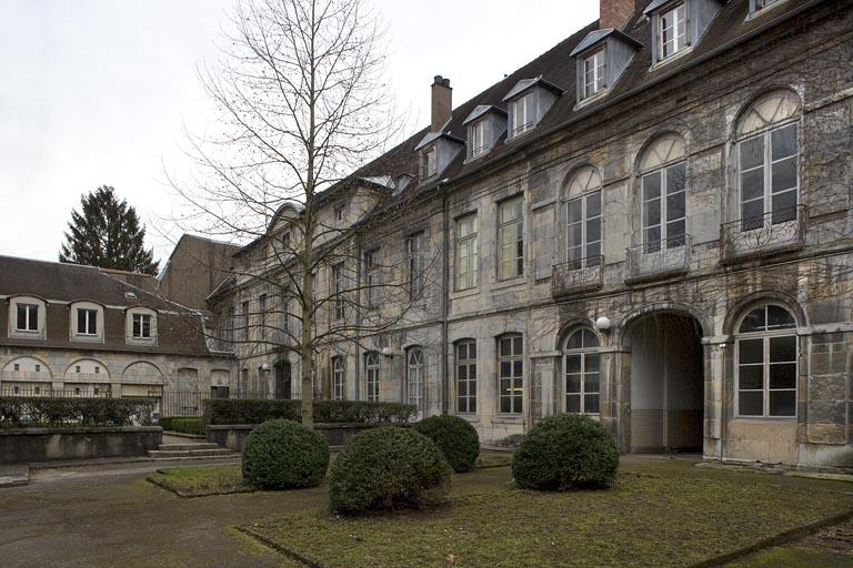 Vue d'ensemble de la façade sur cour de trois-quart droit.