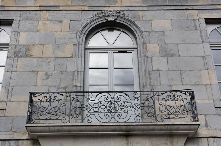 Détail du balcon en fer forgé sur rue.