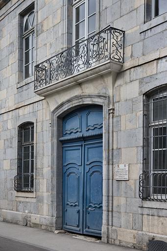 Détail du portail d'entrée et du balcon : de trois quarts droit.