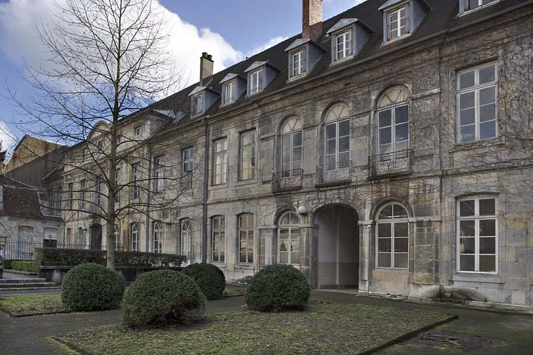 Vue d'ensemble de la façade sur cour de trois quarts droit.