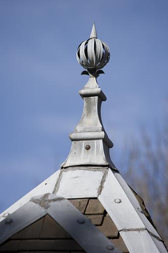 Bâtiment des anciennes écurie et remise : détail d'un épi de faîtage.