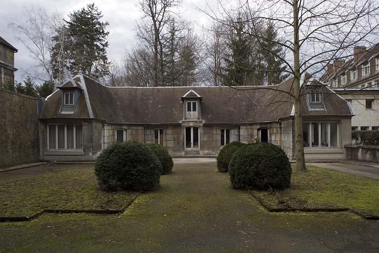 Bâtiment des anciennes écurie et remise : vue d'ensemble.