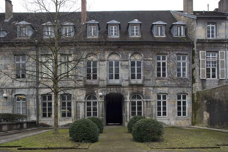 Vue d'ensemble de la façade sur cour, de face.