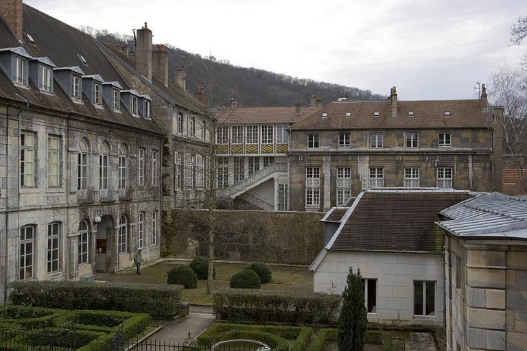 Vue d'ensemble de la façade sur cour, de trois quarts gauche.