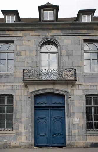 Détail du portail d'entrée et du balcon de la façade sur rue, de face.