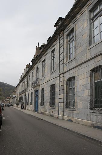 Vue d'ensemble de la façade sur rue, de trois quarts droit.