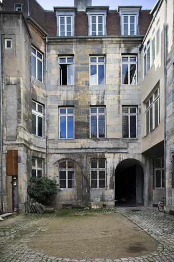 Vue d'ensemble des façades sur cour depuis le fond de la parcelle.