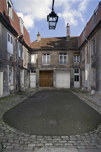 Vue d'ensemble de la cour depuis l'entrée.