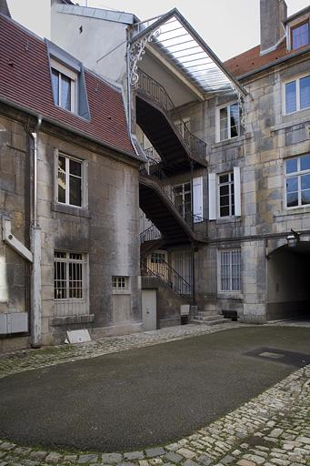 Vue d'ensemble de trois quarts droit depuis le fond de la cour.