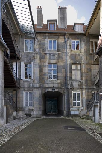 Vue d'ensemble de façade sur cour du logis principal.