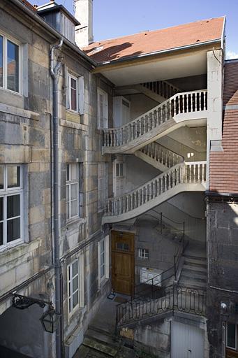 Vue d'ensemble de l'escalier à droite de la cour.